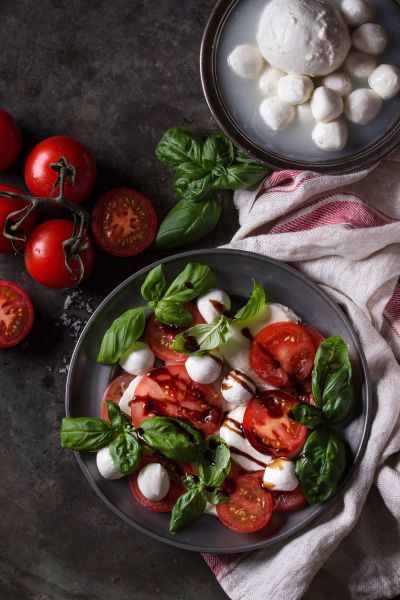 Die Produkte des Präsenskorbs eignen sich hervorragen für Tomate Mozzarella.